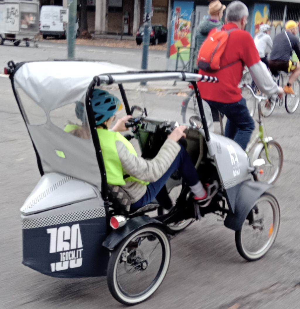 Un quadriciclo a pedali, con l'indicazione dell'associazione 160cm.it